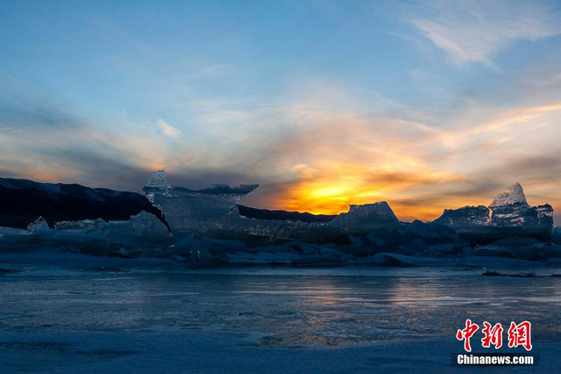 Завораживающее озеро Цинхайху в лучах заката