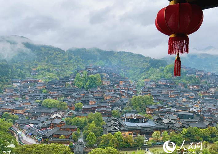 Деревня Мяо из тысячи домов на реке Сицзян в провинции Гуйчжоу