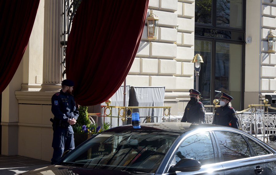 9 апреля, Вена. Полицейские охраняют здание, где проходят переговоры сторон СВПД. /Фото: Синьхуа/
