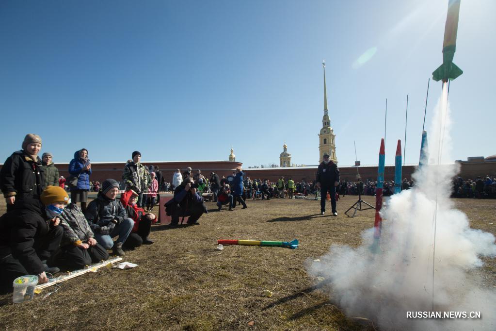 В Санкт-Петербурге запустили модели ракет в честь 60-летия первого полета человека в космос