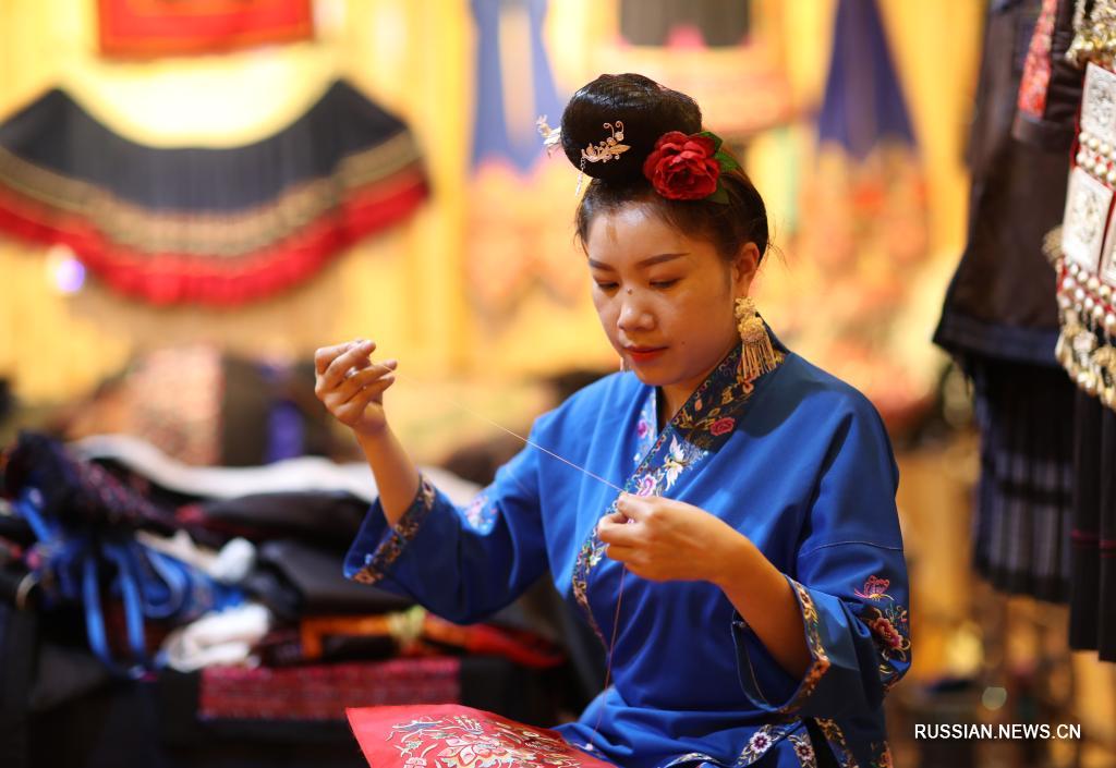 Представительницы мяо из уезда Тайцзян готовят традиционные костюмы к Фестивалю сестер