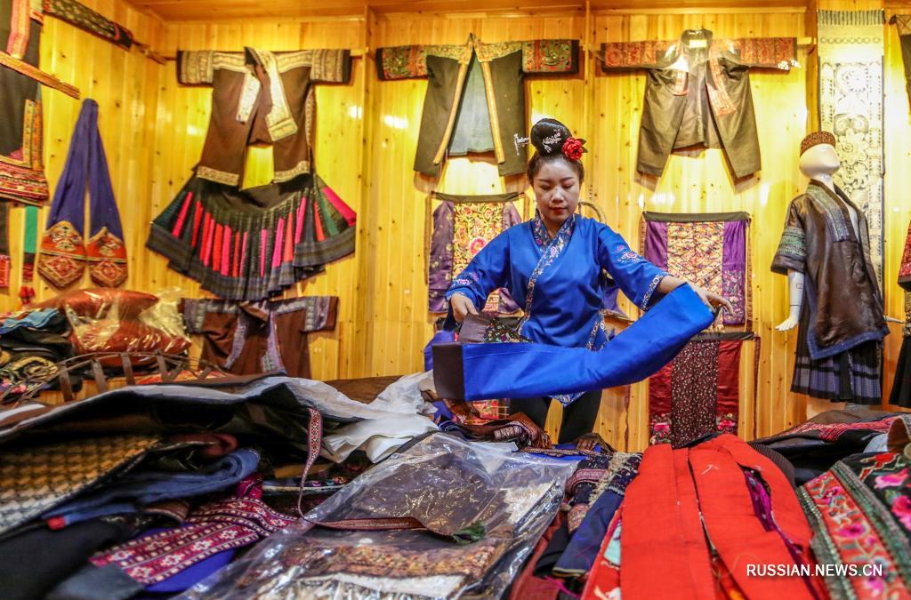 Представительницы мяо из уезда Тайцзян готовят традиционные костюмы к Фестивалю сестер