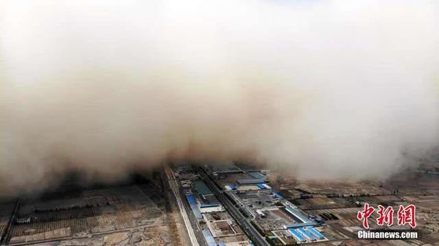 Песчаная буря накрыла уезд Линьцзэ в китайской провинции Ганьсу