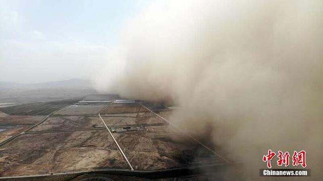 Песчаная буря накрыла уезд Линьцзэ в китайской провинции Ганьсу