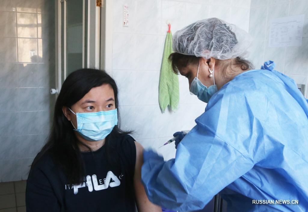 В Украине начали вакцинировать от COVID-19 граждан Китая