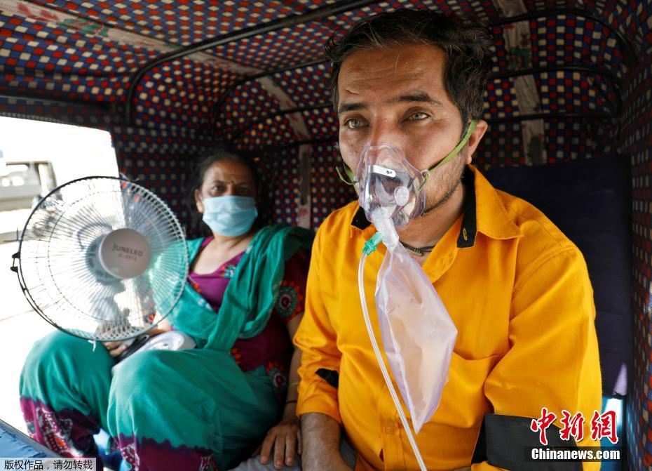 В Индии пациенты с COVID-19 вынуждены проходить лечение на улице из-за нехватки больничных мест