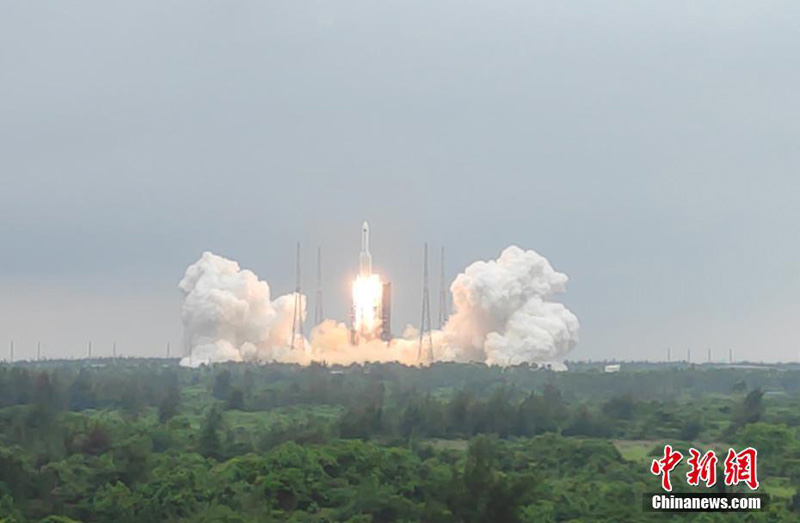 Китай запустил основной модуль космической станции "Тяньхэ"