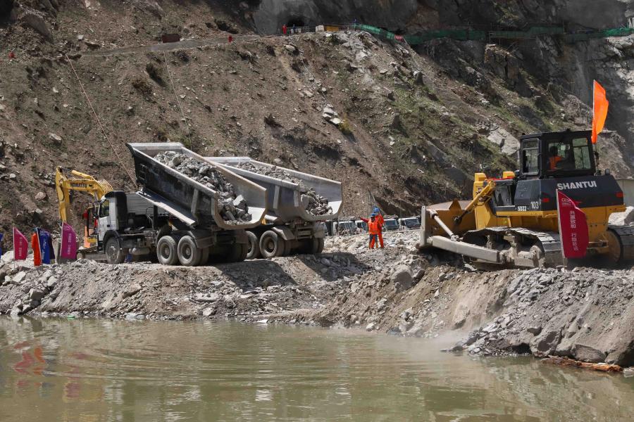 Китайские строители произвели перекрытие русла реки второй очереди на пакистанской ГЭС "Суки Кинари"