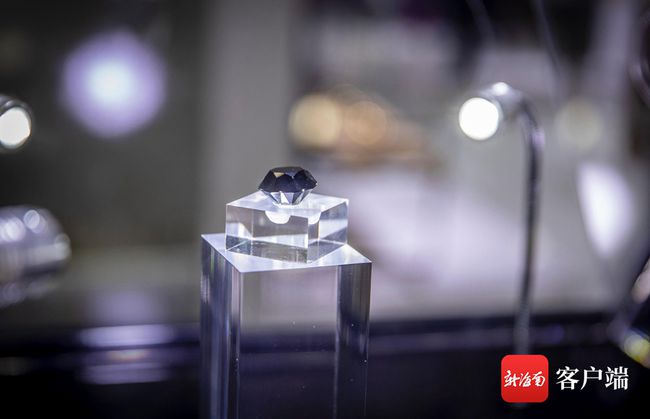Большой черный алмаз стоимостью в 25 млрд юаней появился на 1-м Китайском международном ЭКСПО потребительских товаров