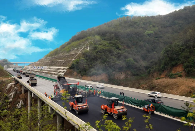 Началась укладка асфальтобетонного покрытия сверхдлинного туннеля Тяньтайшань в районе хребта Циньлин провинции Шэньси
