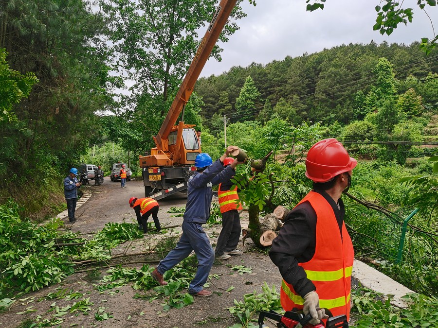 Четыре человека получили травмы из-за экстремальной погоды на юго-западе Китая