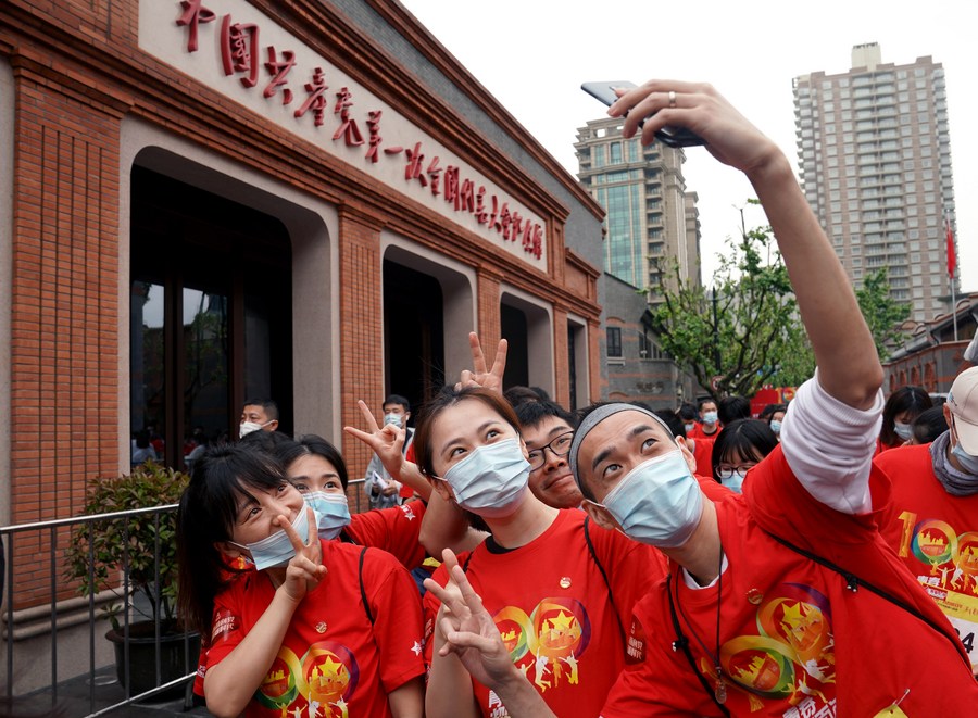 Место проведения 1-го съезда КПК в Шанхае привлекает все больше молодых посетителей