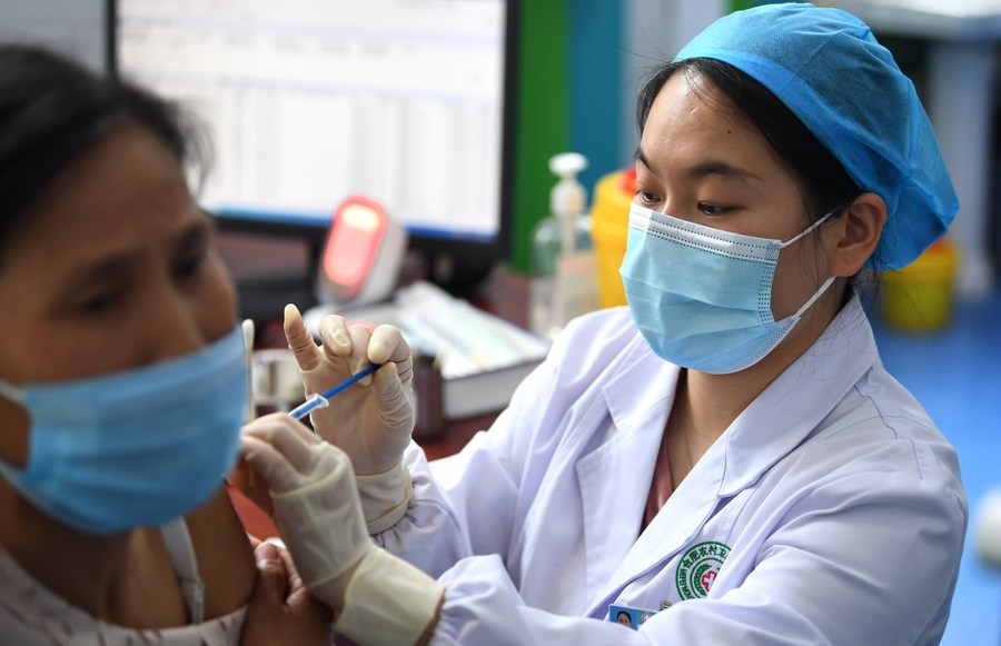 В Китае введено свыше 546 млн доз вакцин против COVID-19