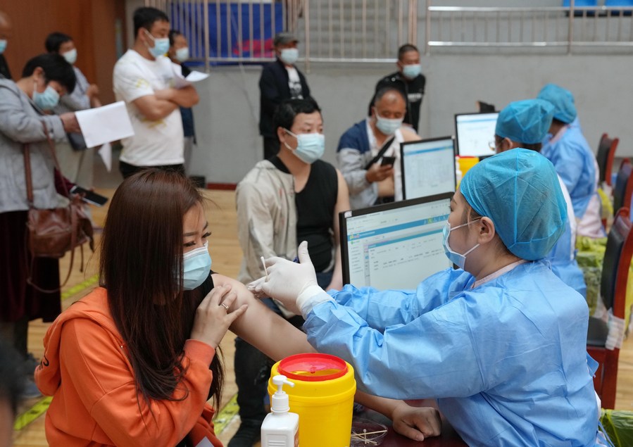 В Китае введено более 660 млн доз вакцин против COVID-19