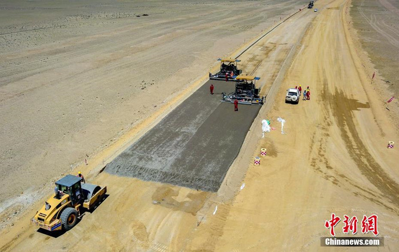 Идет строительство первой в Китае высокоскоростной автомагистрали в пустыне 