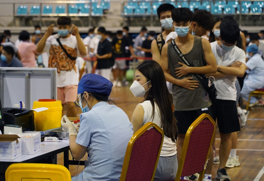 В Китае введено свыше 794 млн доз вакцин против COVID-19