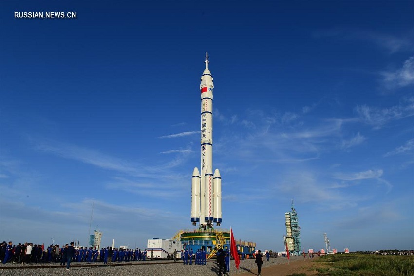 Пилотируемый космический корабль и ракета-носитель для выполнения миссии "Шэньчжоу-12" доставлены в район запуска