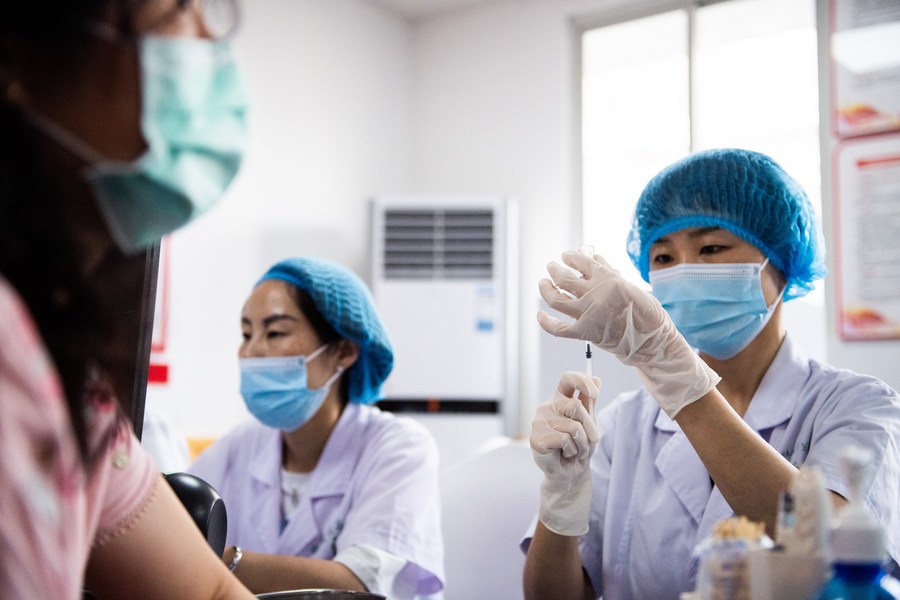 В Китае введено свыше 892 млн доз вакцин против COVID-19