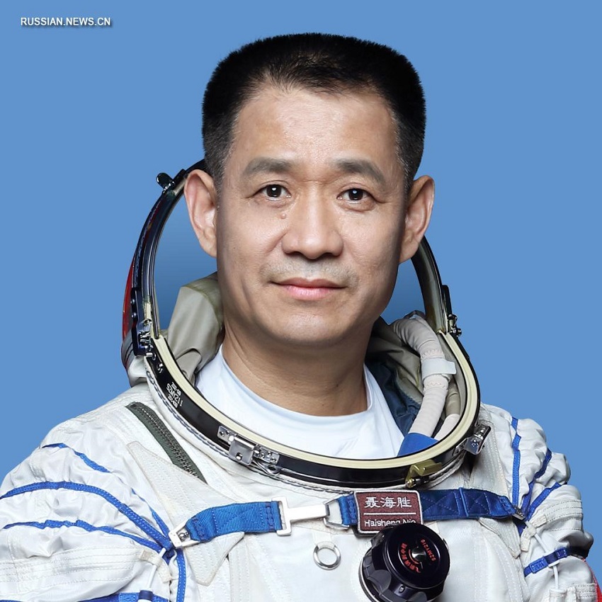 Китай представил трех космонавтов для миссии по строительству космической станции