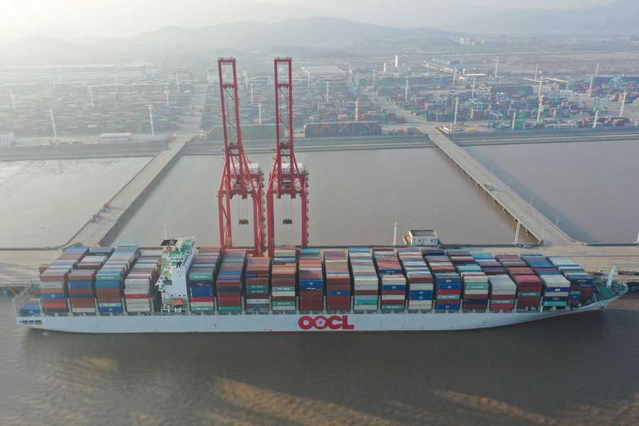 На фото от 19 февраля 2021 года запечатлено грузовое судно, стоящее в порту Нинбо-Чжоушань провинции Чжэцзян на востоке Китая. /Фото: Синьхуа/