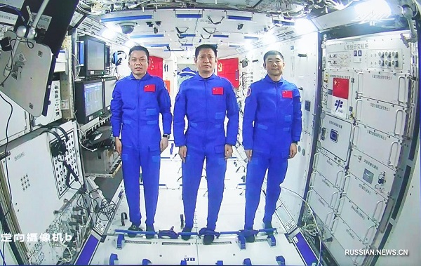 Си Цзиньпин провел разговор с тремя космонавтами, находящимися в "Тяньхэ", основном модуле китайской космической станции