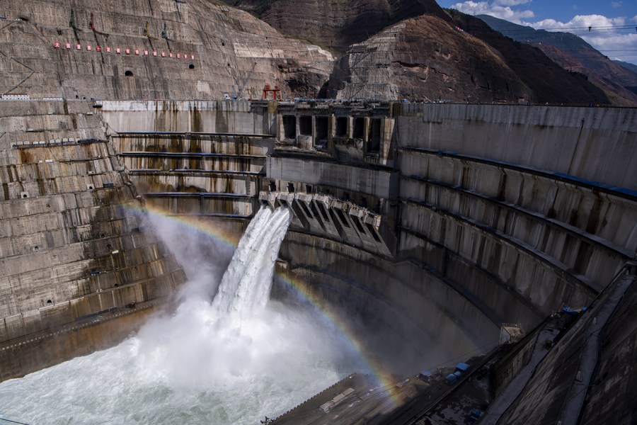 Первая партия энергоблоков на китайской ГЭС Байхэтань запущена в эксплуатацию