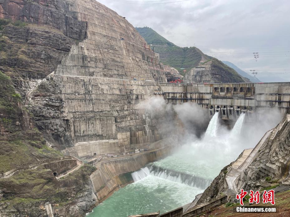 В Китае введены в эксплуатацию первые энергоблоки ГЭС Байхэтань