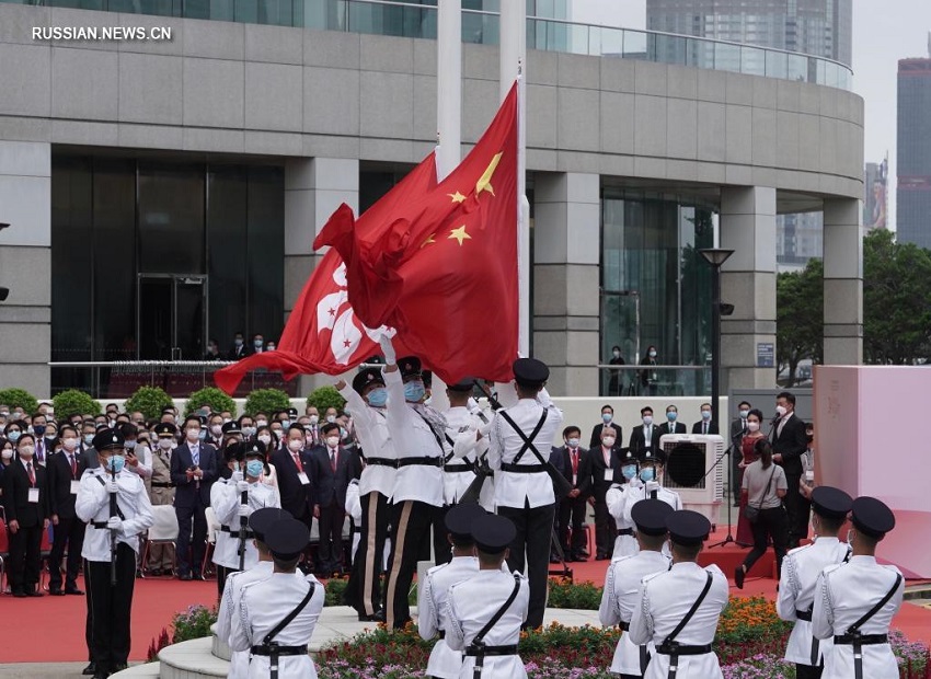 В САР Сянган состоялась церемония поднятия государственного флага КНР и флага САР Сянган по случаю 24-й годовщины возвращения Сянгана в лоно Родины