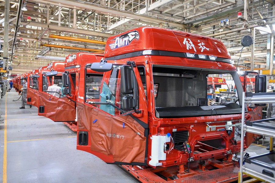 В Китае с конвейера сошел 8-миллионный грузовик "Цзефан"