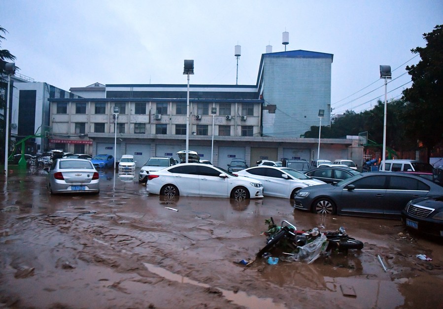 В пострадавшем от наводнения городе Центрального Китая продолжаются спасательные работы
