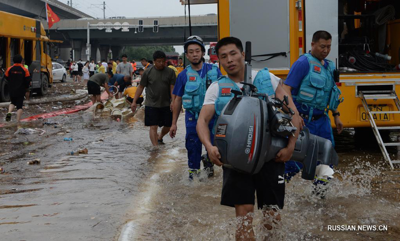 В пострадавшую от наводнения китайскую провинцию Хэнань пришла помощь из разных уголков страны
