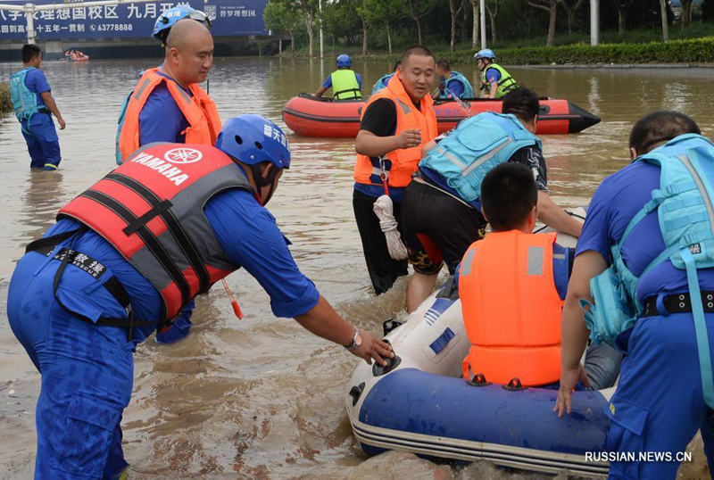 В пострадавшую от наводнения китайскую провинцию Хэнань пришла помощь из разных уголков страны