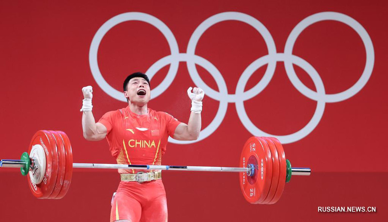 Китайский тяжелоатлет Чэнь Лицзюнь завоевал олимпийское золото в весовой категории до 67 кг
