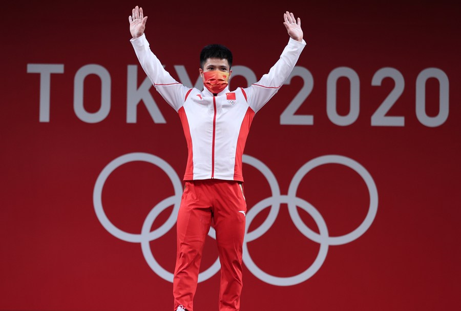 Китайский тяжелоатлет Ли Фабинь завоевал золото в весовой категории до 61 килограмма на Олимпийских играх в Токио
