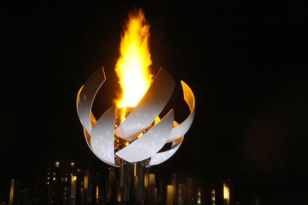 Чаша с олимпийским огнем украшает ночь в Токио