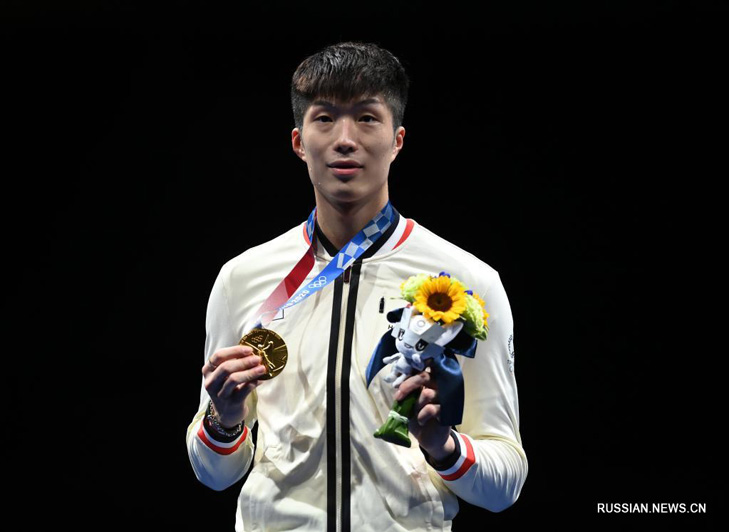Чжан Цзялан завоевал первую золотую олимпийскую медаль по фехтованию для команды САР Сянган в Токио