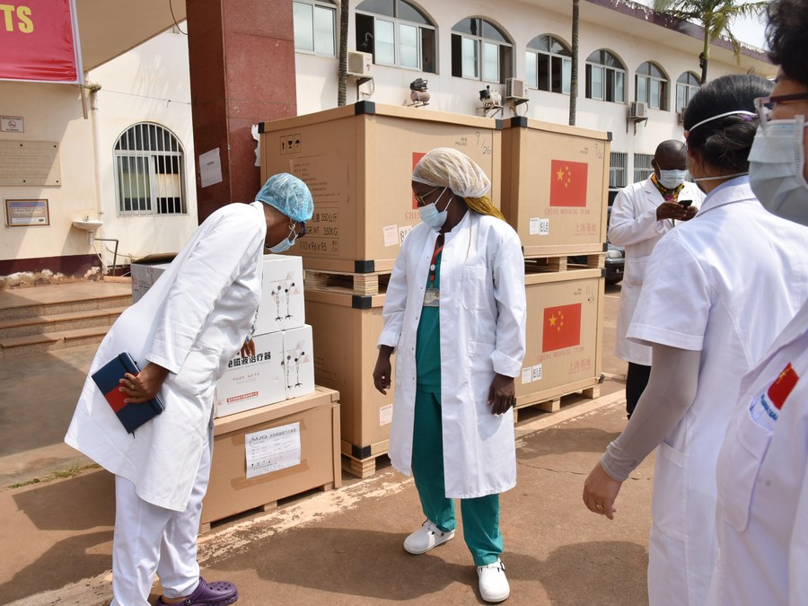 Китайская медбригада пожертвовала медикаменты больнице в Камеруне