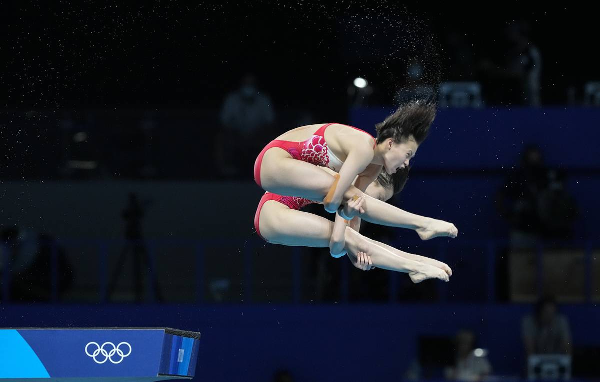Китаянки Чэнь Юйси и Чжан Цзяци победили на Олимпиаде в прыжках в воду с вышки