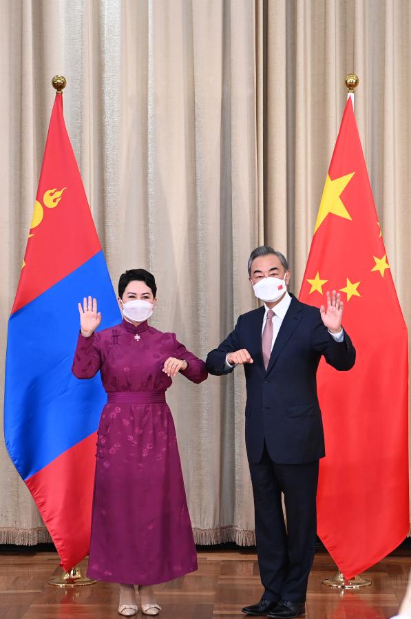 Ван И провел переговоры с главой МИД Монголии Б.Батцэцэг
