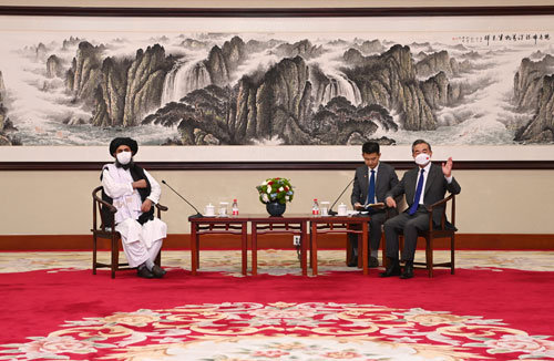 Ван И встретился с главой политического офиса движения "Талибан"