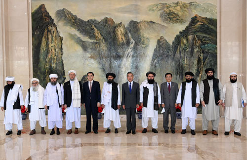 Ван И встретился с главой политического офиса движения "Талибан"