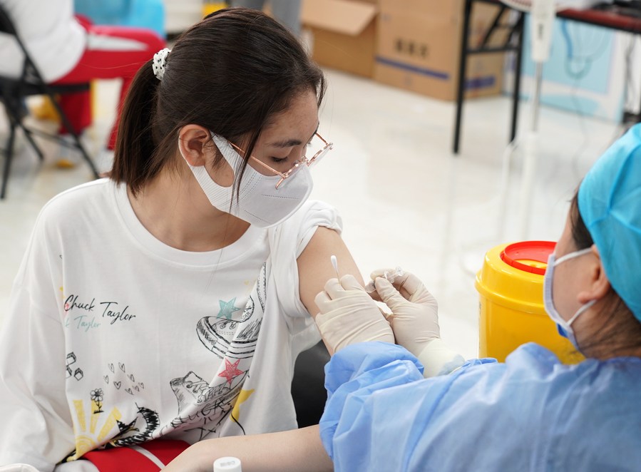 В Китае введено более 1,6 млрд доз вакцин от COVID-19 