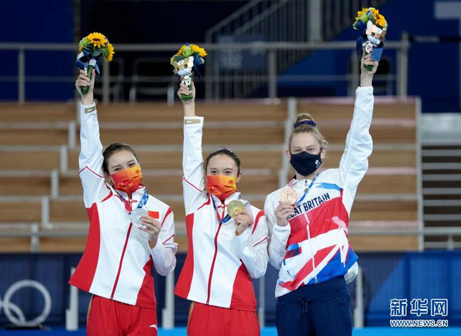 Китаянки Чжу Сюэин и Лю Линлин победили в финале соревнований по прыжкам на батуте на Олимпийских играх в Токио