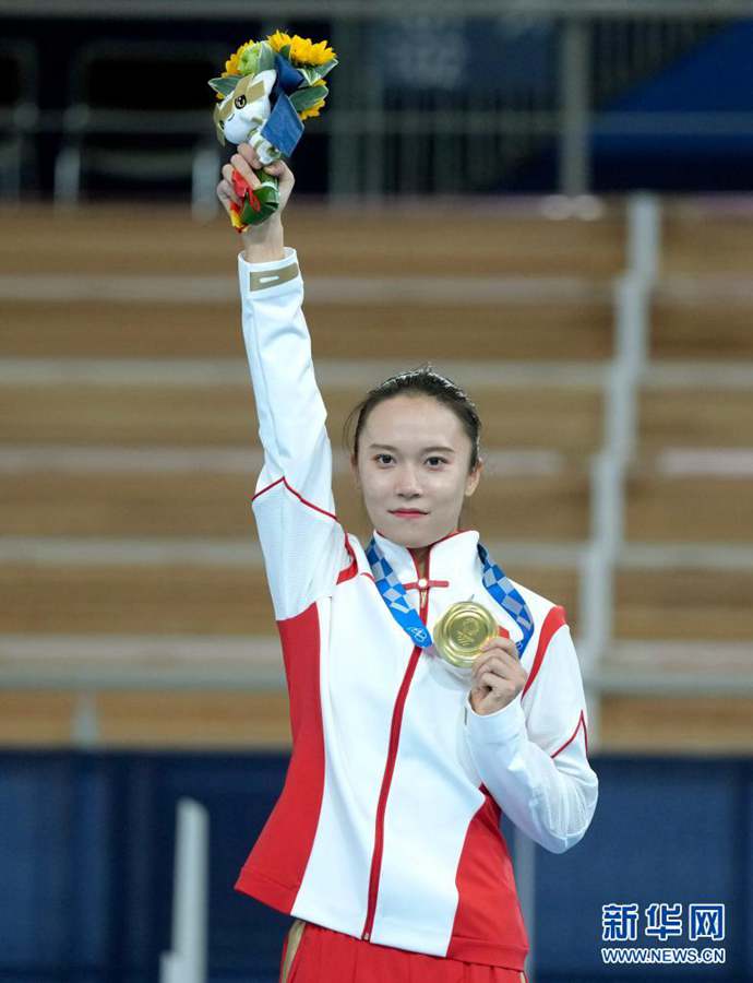 Китаянки Чжу Сюэин и Лю Линлин победили в финале соревнований по прыжкам на батуте на Олимпийских играх в Токио