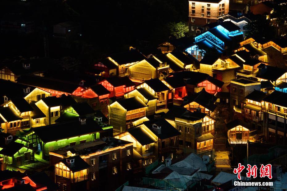 Традиционная улочка Шибати города Чунцин загорелась новыми огнями 