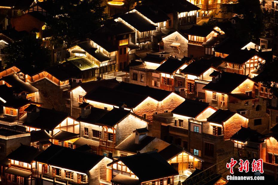 Традиционная улочка Шибати города Чунцин загорелась новыми огнями 