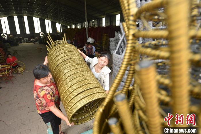 Изготовление плетеных стульев помогло разбогатеть 7000 сельских жителей