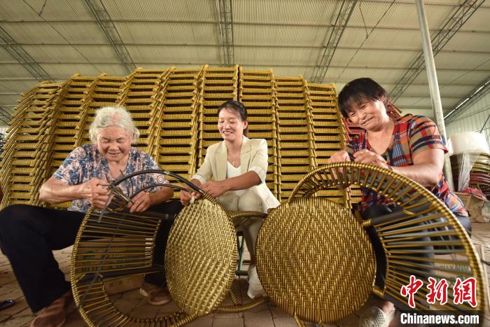 Изготовление плетеных стульев помогло разбогатеть 7000 сельских жителей