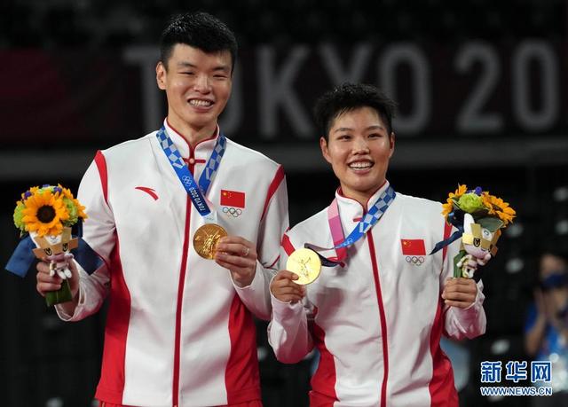 Китайские спортсмены Ван Илюй и Хуан Дунпин победили в финале смешанного парного разряда по бадминтону на Олимпийских играх в Токио
