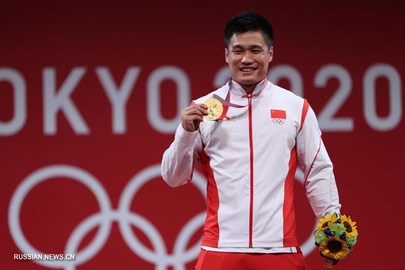 Китайский спортсмен Люй Сяоцзюнь завоевал золото в весовой категории до 81 кг на Олимпийских играх в Токио